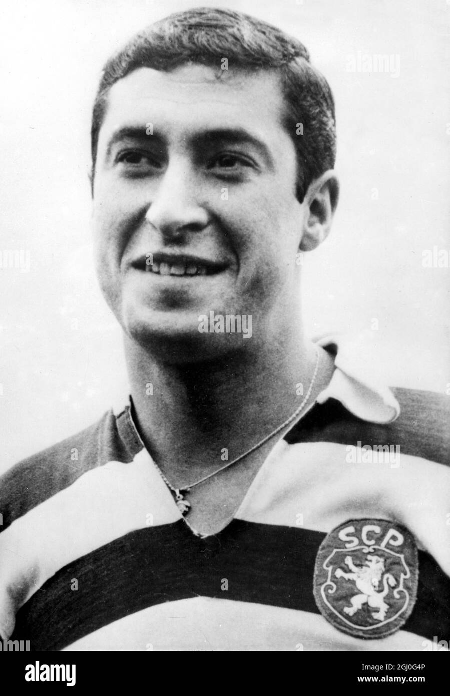 Fernando Mendes, la metà posteriore internazionale del Portogallo, che giocherà per lo Sporting Lisbon contro Manchester United nella European Cup Winners Cup. 29 gennaio 1964 Foto Stock