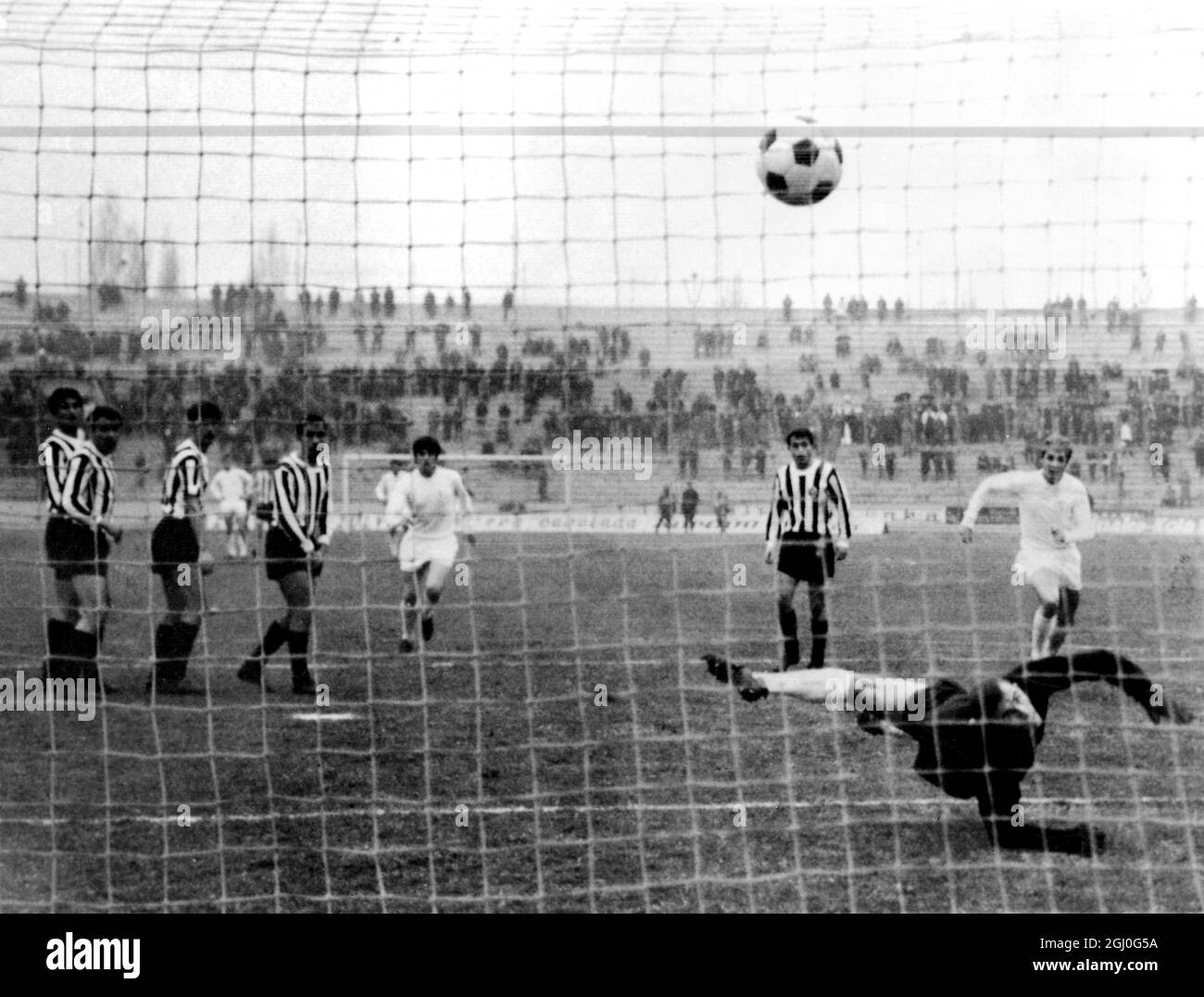 Partizan Belgrade contro Leeds United Partizan's Belgrade's Goal-keeper Churkovich fa un'immersione completa, ma non è abbastanza buono da impedire a Peter Lorimer (camicia bianca) del Leeds United di segnare il primo gol del suo lato nella partita della coppa Inter-Cities Fiere al secondo turno prima gamba. La partita terminò nel 2-1 con il Leeds United. 29 novembre 1967 Foto Stock