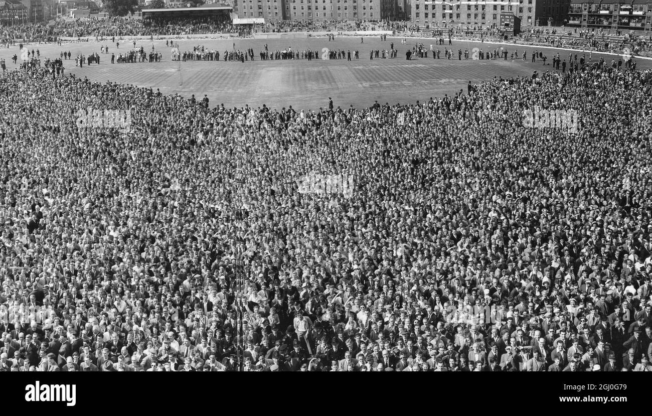 Una vista panoramica della scena all'Oval mentre la folla festeggia l'Inghilterra vincendo la serie Ashes contro l'Australia. 19 agosto 1953 Foto Stock