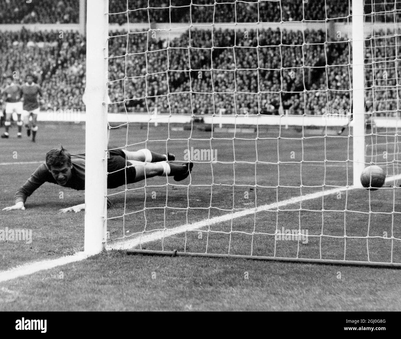 1966 fa Cup finale Everton / Sheffield Mercoledì. Il portiere di Everton, Gordon West, si tuffa invano a tutta lunghezza, mentre il primo goal di Sheffield Wednesday è segnato da Center-Forward, J. McCalliog (out of shot). 14 marzo 1966 Foto Stock