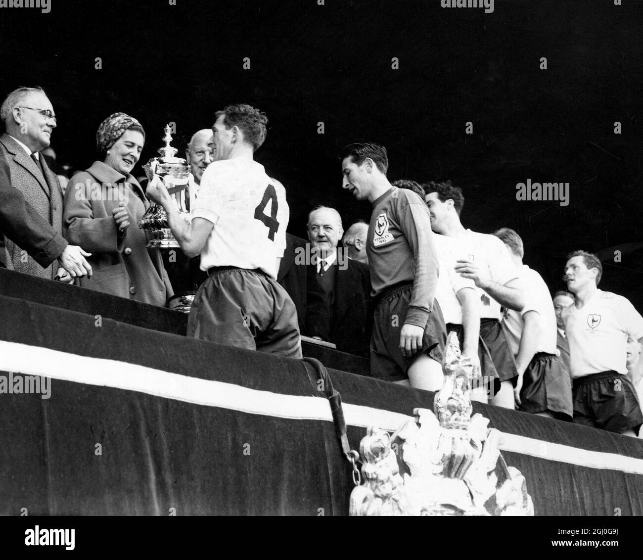 1961 fa Cup Final Tottenham Hotspur / Leicester City la squadra di Spurs a doppia vincita colleziona il fa Cp. La duchessa di Kent presenta la coppa a Danny Blanchflower, capitano degli Spurs, dopo la loro vittoria. 6 maggio 1961 Foto Stock