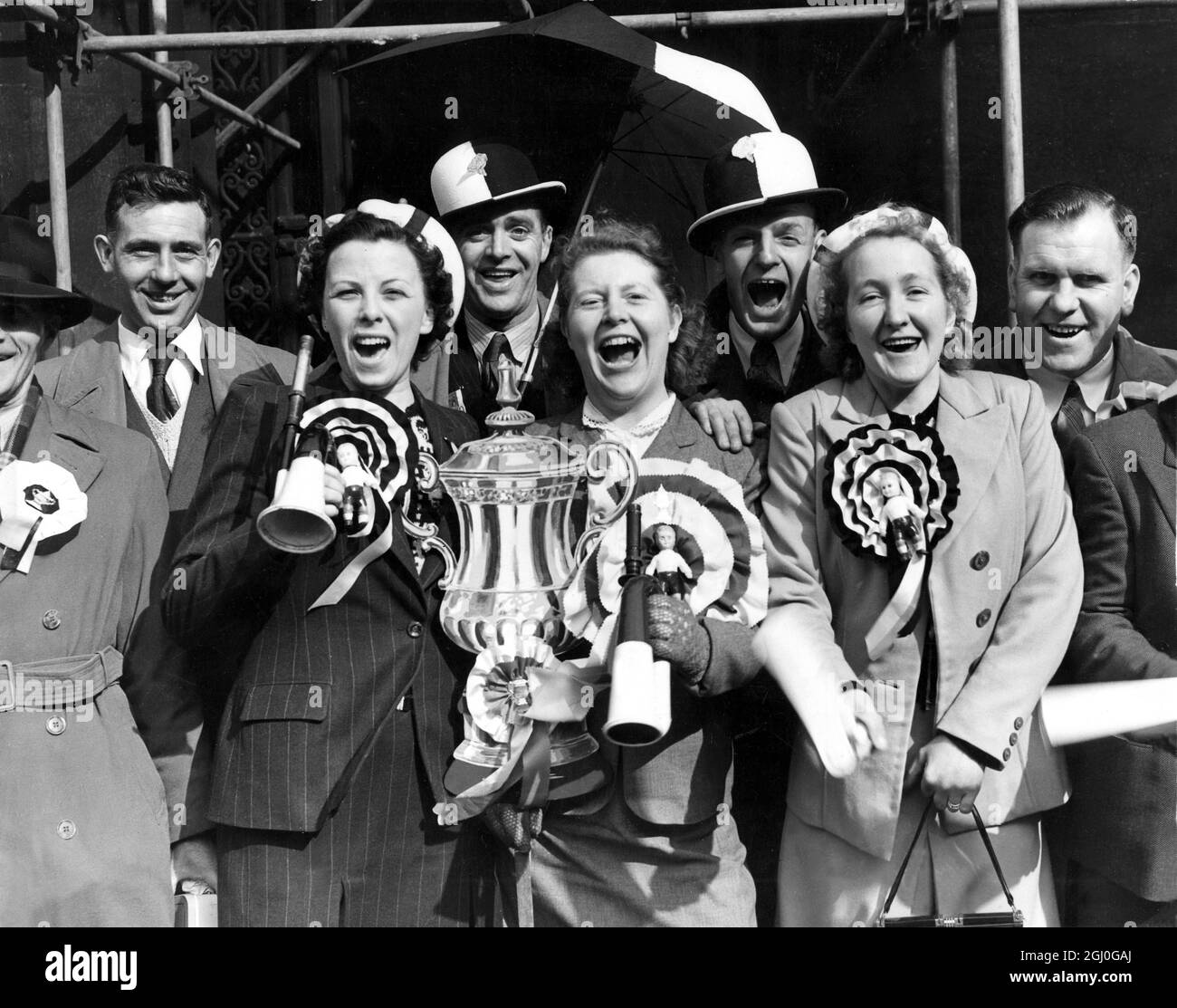 La finale della fa Cup tra Bolton Wanderers e Blackpool Una festa di entusiasti tifosi Bolton ha un grande coraggio per la loro squadra durante il loro tour panoramico di Londra. 2 maggio 1953 Foto Stock