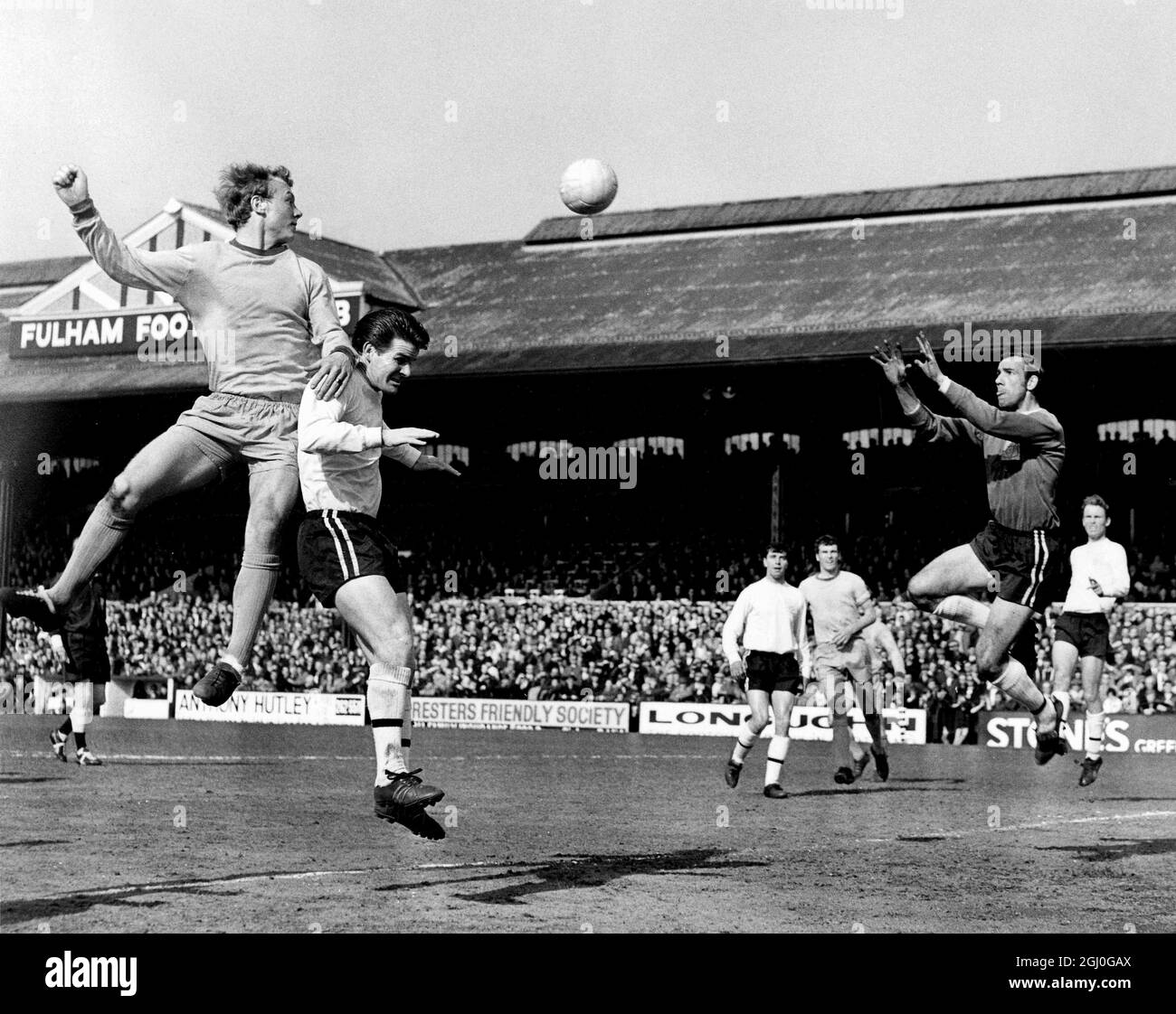 Fulham / Coventry City Coventry City Inside-left, John Tudor, salendo con Fulham left-half, Stan Brown (2° a sinistra). Tudor testa la palla ma Fulham portiere, Tony Macedo è lì per intercettare, durante la partita a Craven Cottage. 6 aprile 1968 Foto Stock