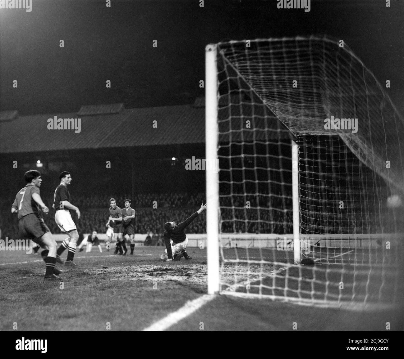 Chelsea contro l'Esercito sovietico dopo essere stato sconfitto da West Bromwich Albion e Bolton, l'Esercito sovietico ha fatto ritorno a Stamford Bridge contro una squadra di Chelsea ''giovane''. Voroshilov, l'esercito sovietico all'interno della sinistra, segna il loro secondo obiettivo. Matthews, l'Inghilterra e il portiere del Chelsea hanno fatto dei bei salvataggi durante il gioco, ma la difesa del Chelsea è stata lasciata in piedi. 8 novembre 1957 Foto Stock