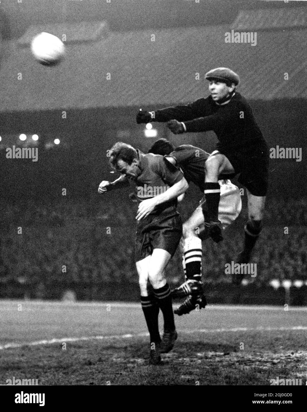 Chelsea contro l'Esercito sovietico dopo essere stato sconfitto da West Bromwich Albion e Bolton, l'Esercito sovietico ha colpito di nuovo a Stamford Bridge contro una squadra di Chelsea ''giovane'' a Stamford Bridge. Il portiere russo, Beljoev, si allontani da Jimmy Greaves, Chelsea all'interno a sinistra, e Petrov, la metà sinistra sovietica. 8 novembre 1957 Foto Stock