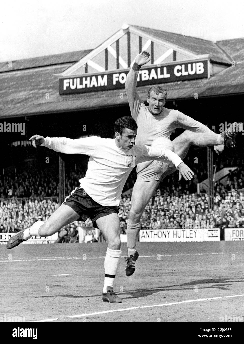 Fulham v Coventry Fulham Inside-left, Steve Earle (left) e Coventry City Centre-Half, Maurice Setters in posizioni simili a balletto, durante la loro partita al Craven Cottage. 6 aprile 1968 Foto Stock