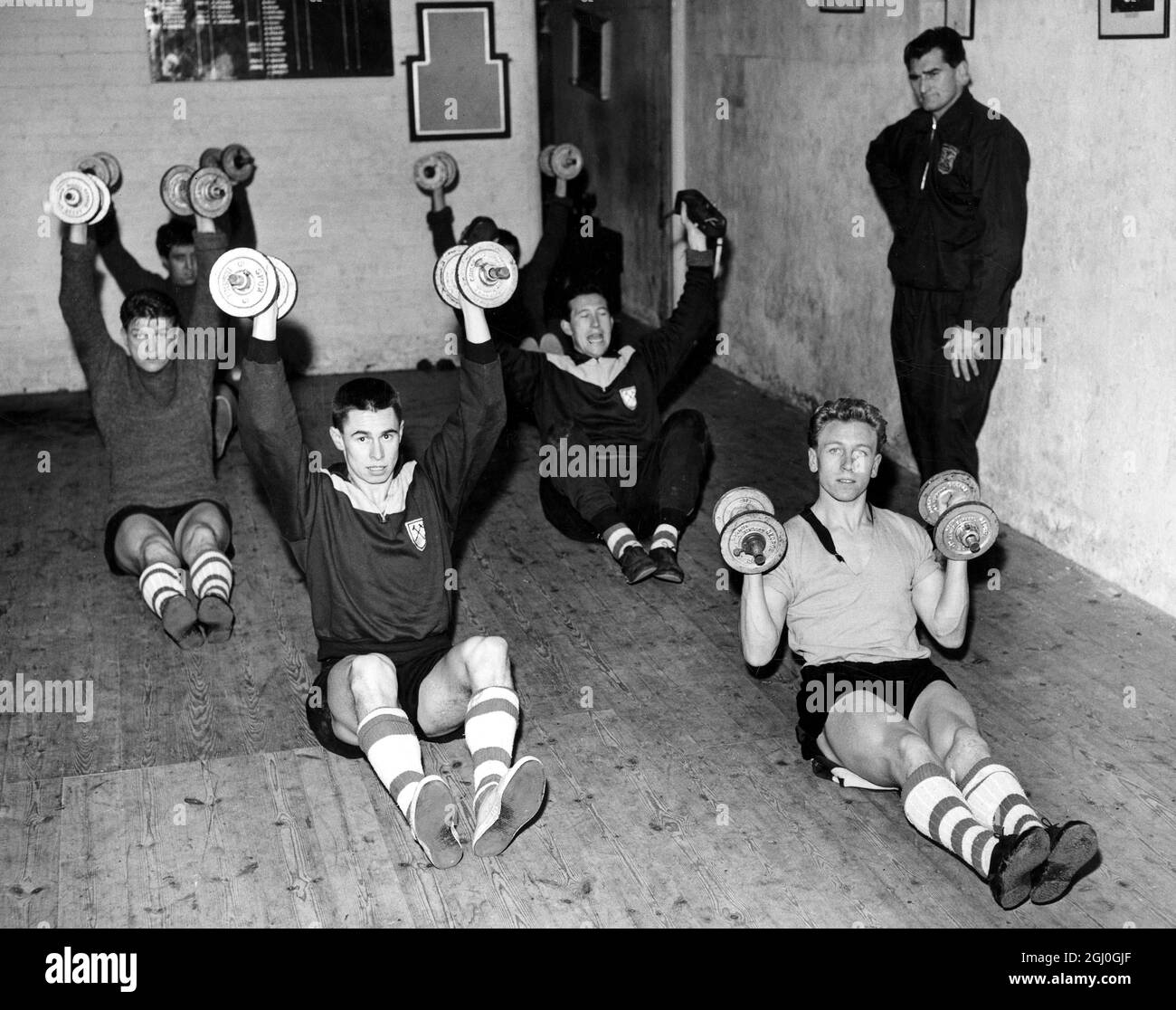 I giocatori del West Ham United si allenano a Hove - Bill Watson, allenatore olimpico di pesi, si trova presso il King Alfred Sports Center di Hove. La coppia anteriore è Woosnam (l) e Obeney (r), e dietro sono Dwyer (l) e Brown (r). 6 gennaio 1960 Foto Stock