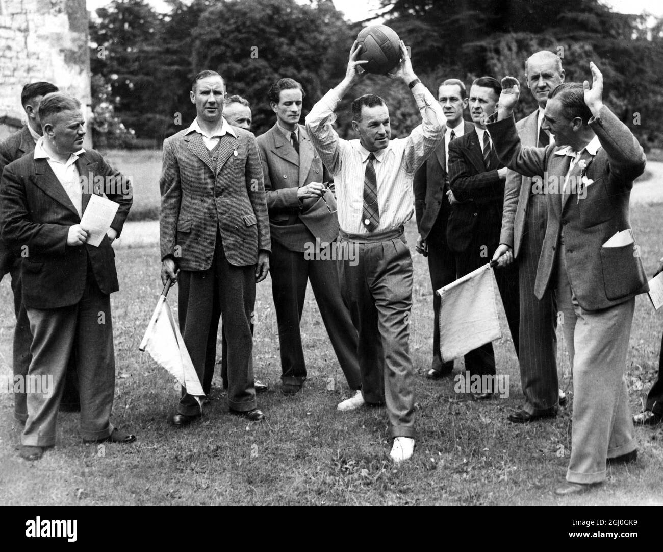 Sessione di formazione degli arbitri. Per la prima volta nella storia del calcio, gli arbitri partecipano a un corso di formazione presso Bisham Abbey, Berkshire, presso il centro ricreativo nazionale, il corso dura cinque giorni e ha la partecipazione di rappresentanti di 28 associazioni della contea. Gli argomenti trattati includono la storia del gioco, lo sviluppo del controllo delle partite, l'interpretazione delle leggi del gioco, e i metodi di formazione ed esame degli arbitri. Foto mostra: MR e Wilson (West Riding County fa) che dimostra un tiro ad altri arbitri che prendono il corso. 6 giugno 1947: Foto Stock