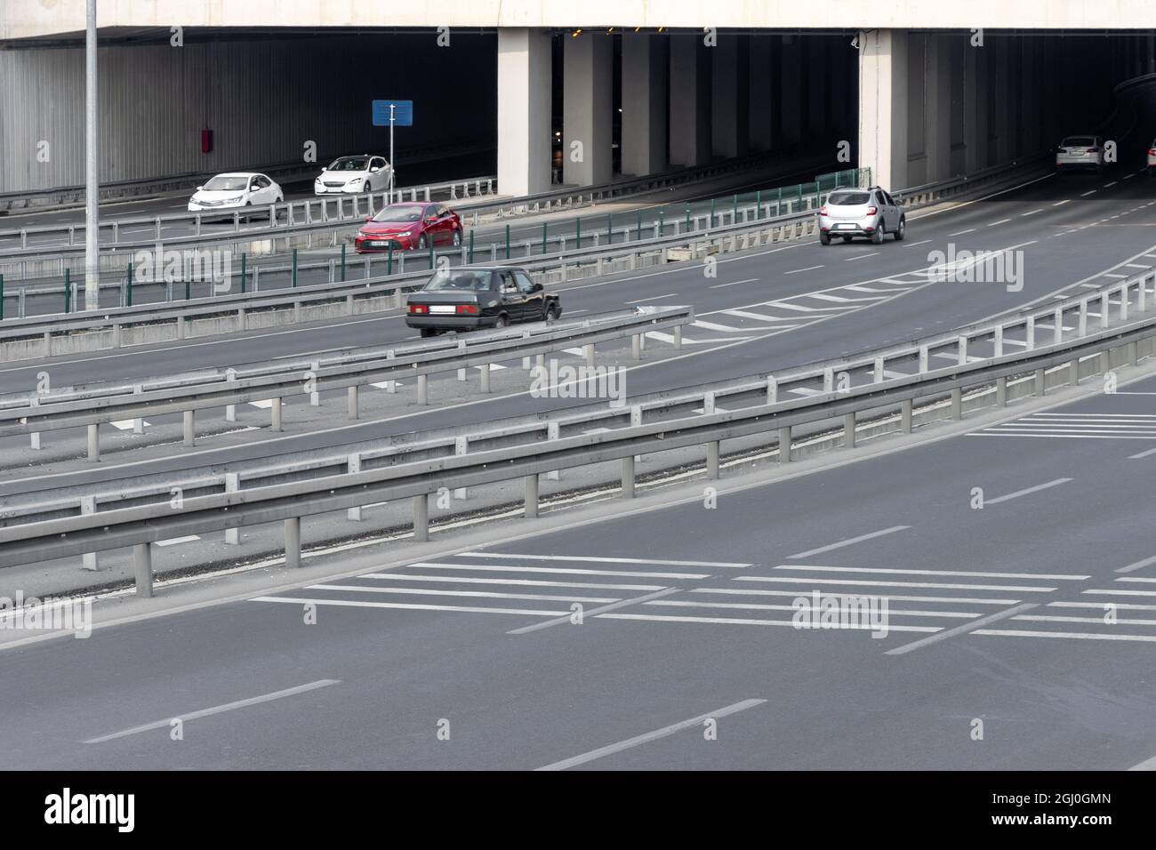 Veicoli che guidano su autostrade a più corsie. Trasporto su strada e concetto di viaggio. Traffico in galleria Foto Stock