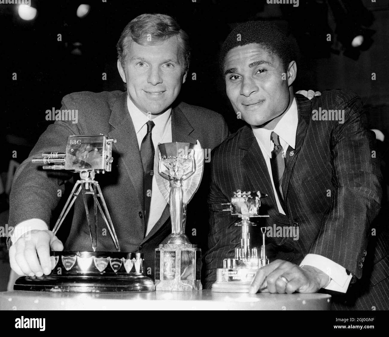 1966 personalità sportiva dell'anno. Due dei migliori calciatori internazionali vincono la personalità sportiva della BBC TV dell'anno. Il capitano d'Inghilterra, Booby Moore (sulla sinistra) e il portoghese, Eusebio, hanno ricevuto premi durante la cerimonia. 16 dicembre 1966 Foto Stock