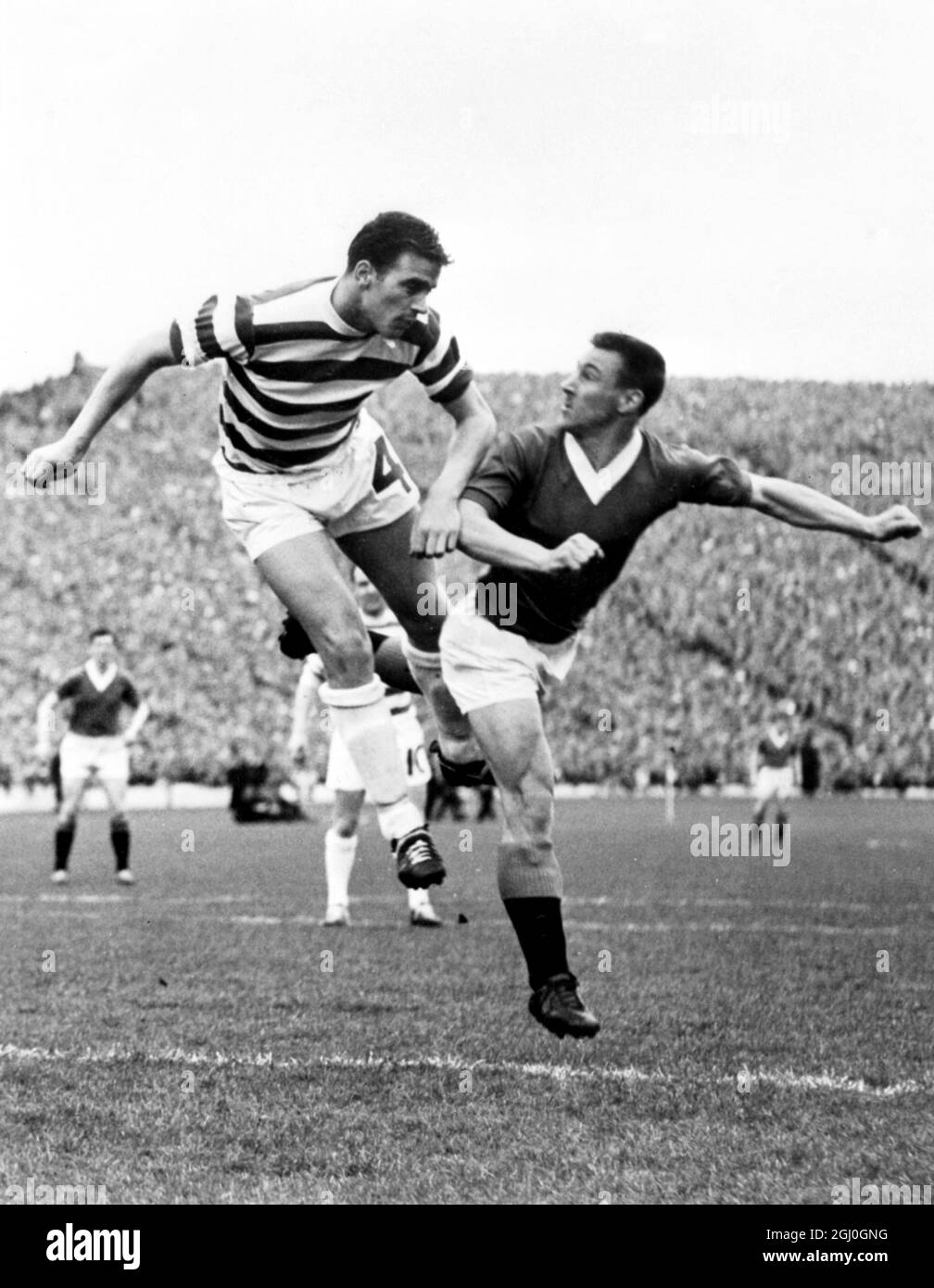 1963 Scottish Cup finale Celtic contro Rangers McNamee (a sinistra) di Celtic e Millar di Rangers vanno per la palla da un calcio d'angolo durante la partita a Hampden Park. 6 maggio 1963 Foto Stock