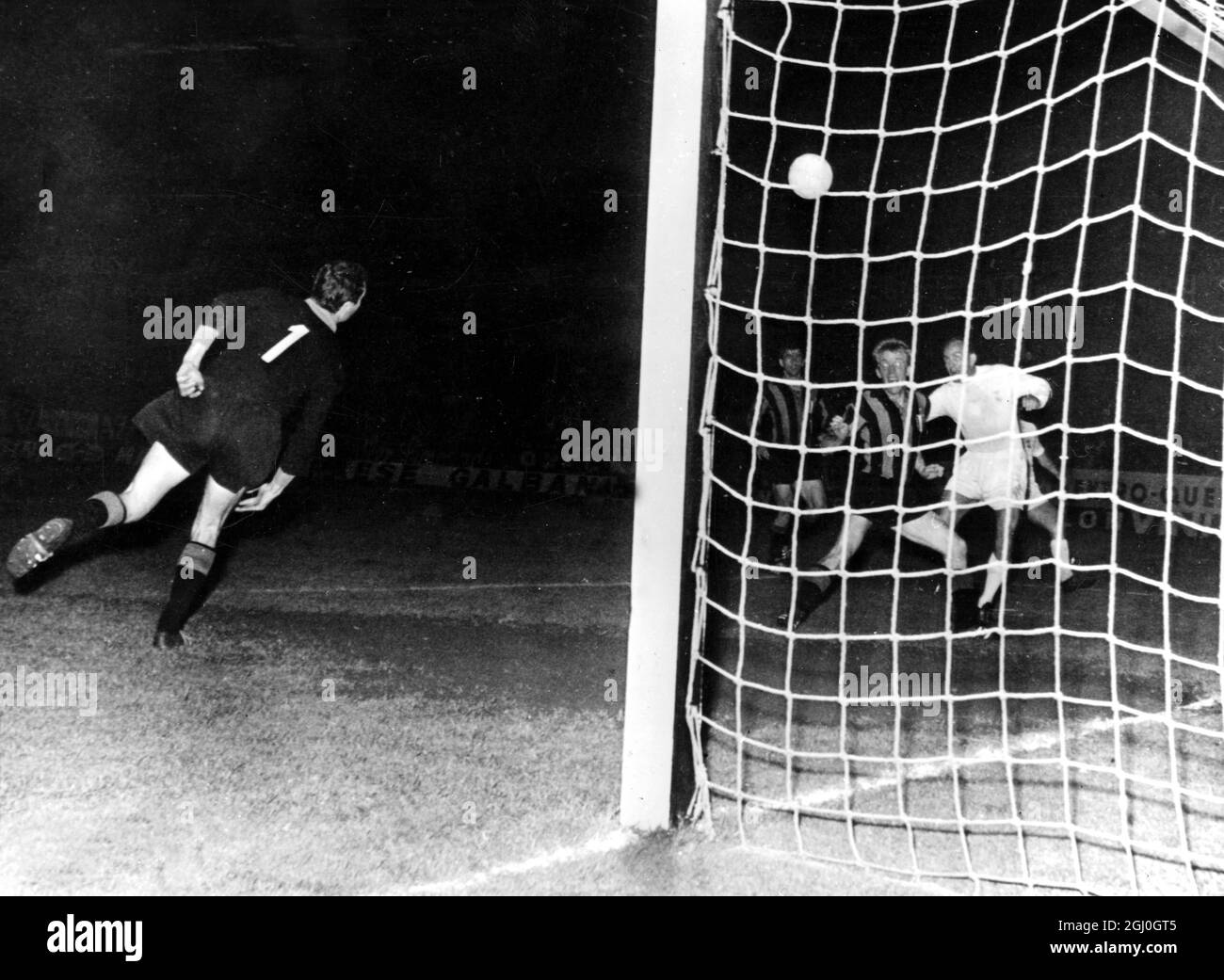 1964 finale Coppa Europa Inter Milan contro Real Madrid Sarti (portiere) di Milano è ben battuto da un colpo di Madrid, Felo (inosservato) durante la finale. Dietro la rete ci sono Inter's Pachin (a sinistra) e Alfredo di Stefano (a destra) del Real Madrid. Gli italiani hanno vinto 3-1 e hanno preso la coppa per la prima volta. 28 maggio 1964 Foto Stock