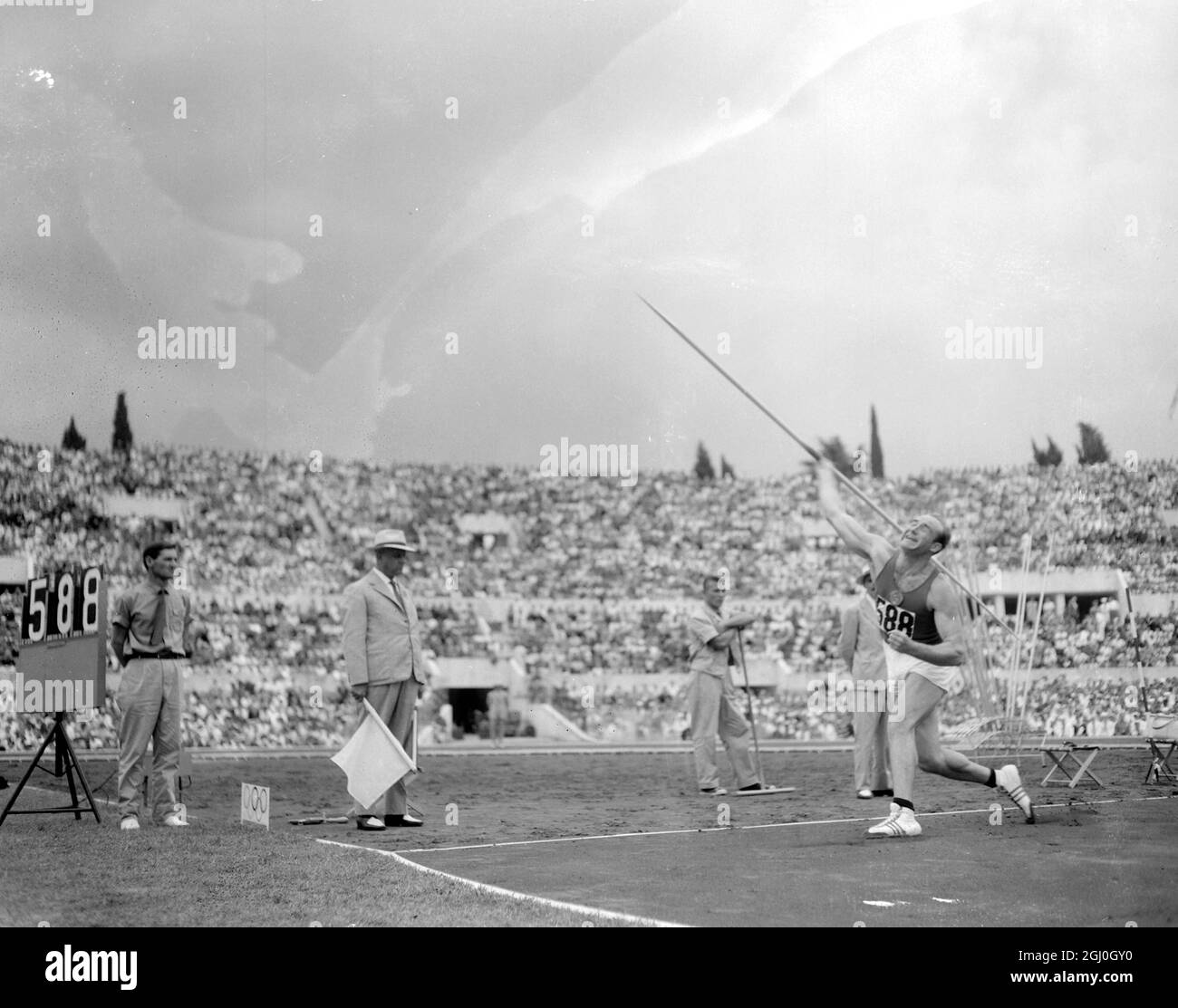 Roma:Russia V.Tsibulenko Javelin lancia la finale ai Giochi Olimpici di Roma. Medaglia d'oro con lancio di 277ft - 8 1-4 in . 9 settembre 1960 Foto Stock