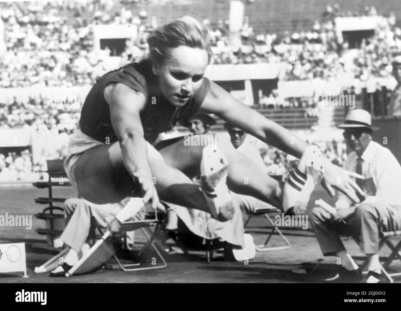 Roma: Evento di salto lungo femminile V.Krepkina in Russia ai Giochi Olimpici di Roma. Vinto con Jump 20ft 10 e thre quarto pollici. Nuovo record mondiale olimpico. 9 settembre 1960 Foto Stock