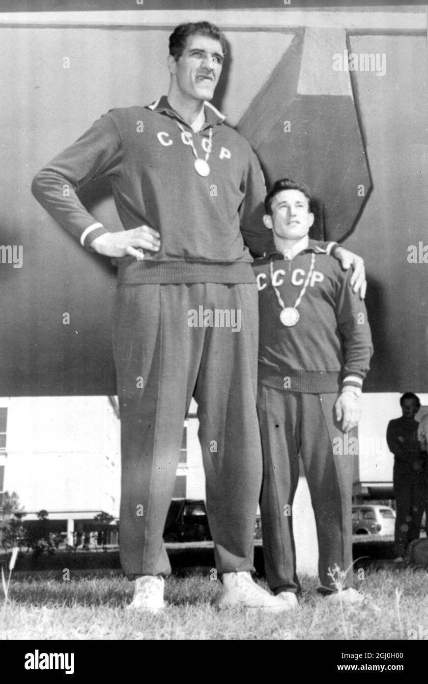 Roma: Team sovietico, Krumich della squadra di basket vincitrice di medaglie (a sinistra) alta poco più di 7 metri e vincitore della medaglia d'oro E. Minaev in occasione dell'evento Featherweight Weightlifting ai Giochi Olimpici di Roma. 11 settembre 1960 Foto Stock
