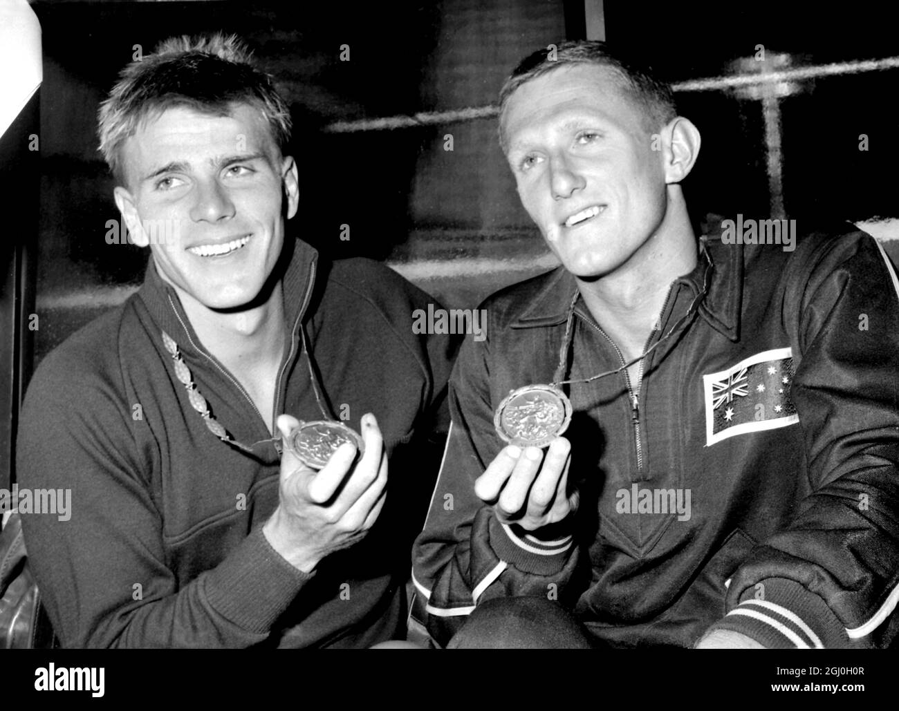 Murray Rose e D Theile entrambi d'Australia mostrano le loro medaglie d'oro che hanno vinto Rose ha vinto la corsa di nuoto Freestyle 400 metri e Theile il backstroke 100 metri 1 settembre 1960 Foto Stock