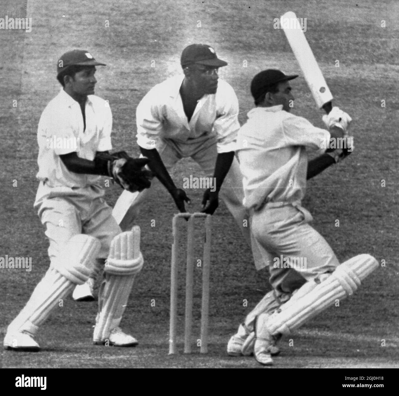 John Edrich l'Inghilterra che apre battitore anche nella foto sono il custode del wicket Deryck Murray e un primo Slip Lloyd 4 marzo 1968 Foto Stock