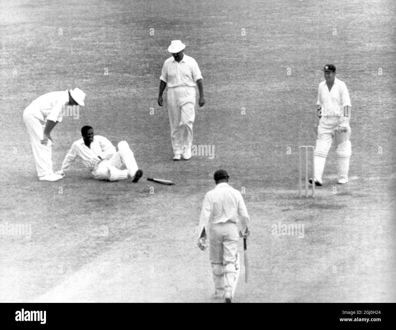 West Indies battitore Basil Butcher si addolorò dopo essere stato colpito dal fast bowler inglese Jeff Jones, durante i suoi inning del 60, l'ultimo giorno del terzo Test Match a Bridgetown, Barbados. 6 marzo 1968 Foto Stock