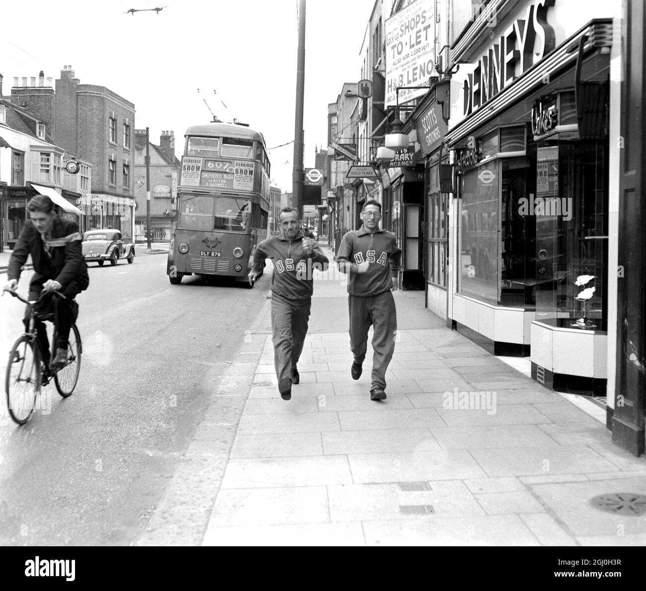 La squadra olimpica degli Stati Uniti si stabilì a Camp a Uxbridge, Middlesex. Fred Sharaga (a sinistra) e Henry Laskau di New York entrarono entrambi a piedi per 10,000 metri. 21 luglio 1948 Foto Stock