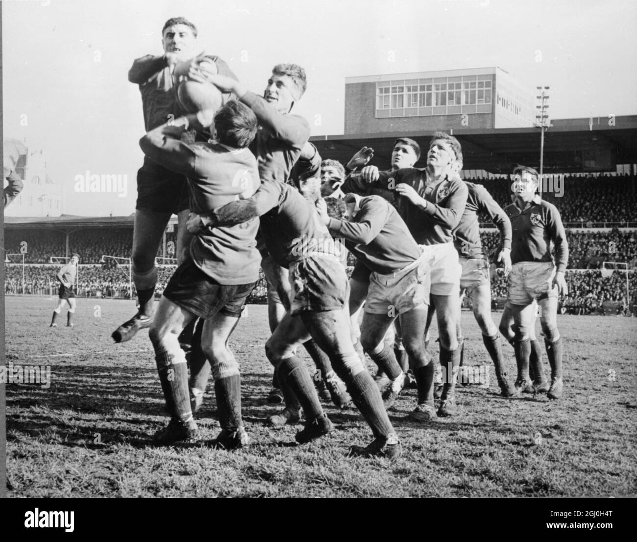 Il Welsh Forward Price supera il suo numero opposto W McBride in questa prima fila, durante la loro partita di rugby, quando la squadra irlandese infligse al Galles la terza sconfitta successiva della stagione per rafforzare le possibilità di Irelands di vincere il Campionato Internazionale 11 marzo 1967 Cardiff Galles Foto Stock