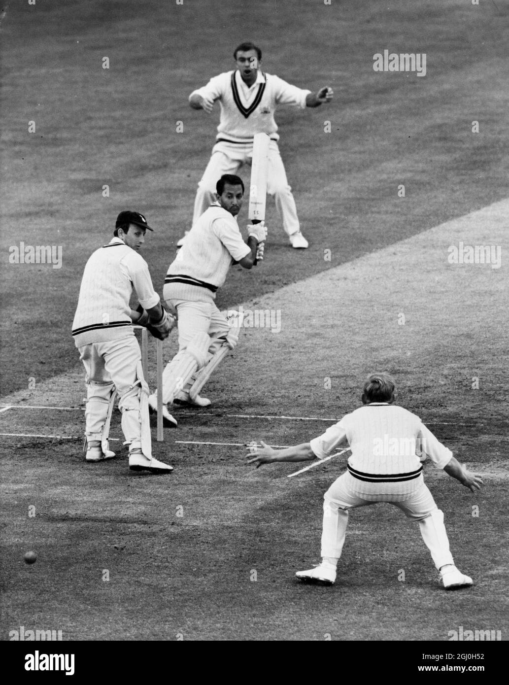 Basil D'Oliveira per Worcestershire fa un taglio fine Paddy Pocock, Surrey. Partita della contea all'Oval 19 maggio 1965 Foto Stock