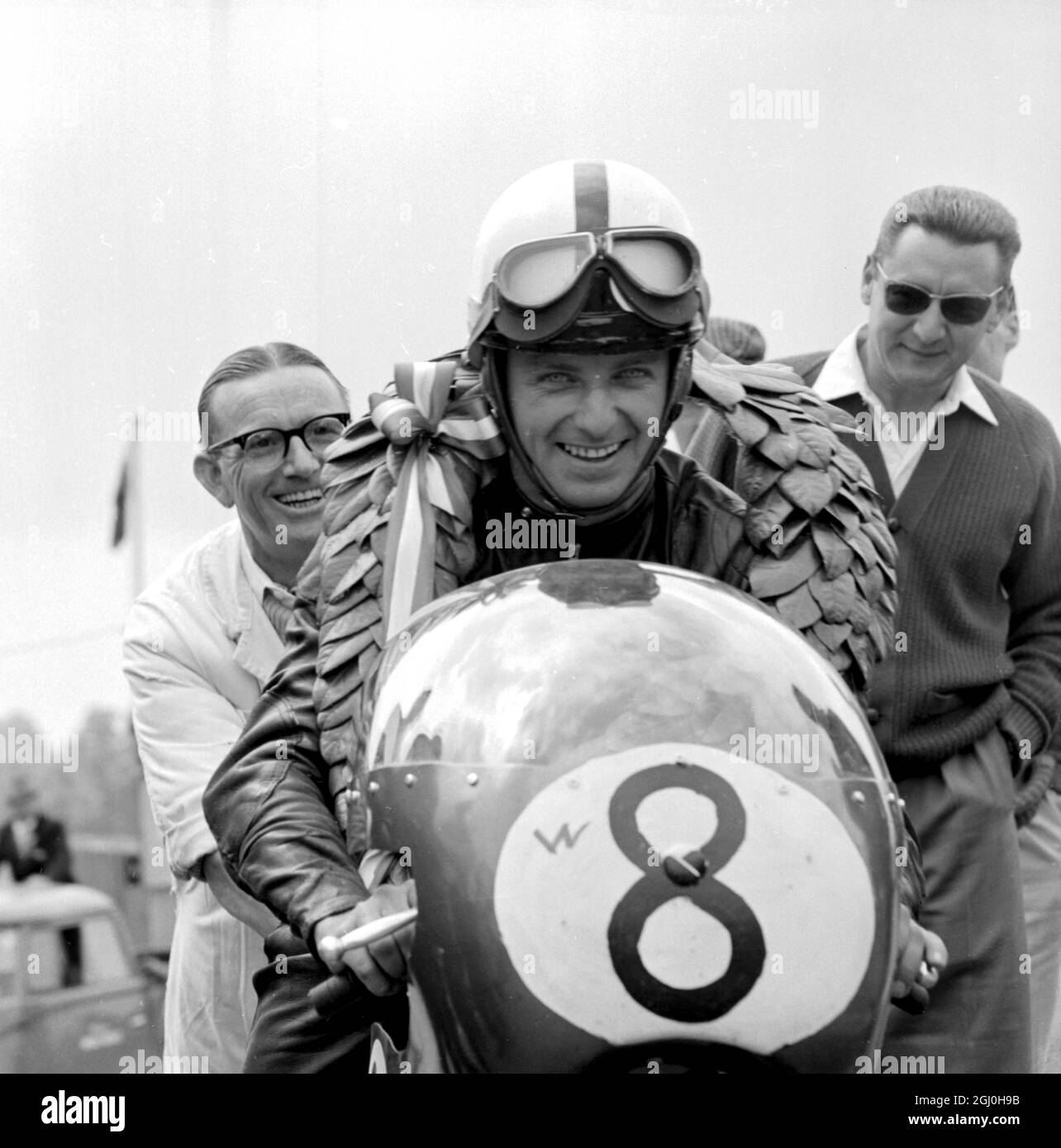 Brands Hatch, Kent: Gara motociclistica tedesca, Ernst Degner ha un sorriso di vittoria dopo aver guidato il suo giapponese Suzuki a trionfare nell'evento 50 C.C. alla Brands Hatch International Motor cycle Race. È andata al circuito del Grand prix di 2.65 miglia in 2 min. 16 secondi ad una velocità media di 70.14 miglia all'ora. 11 giugno 1962 Foto Stock
