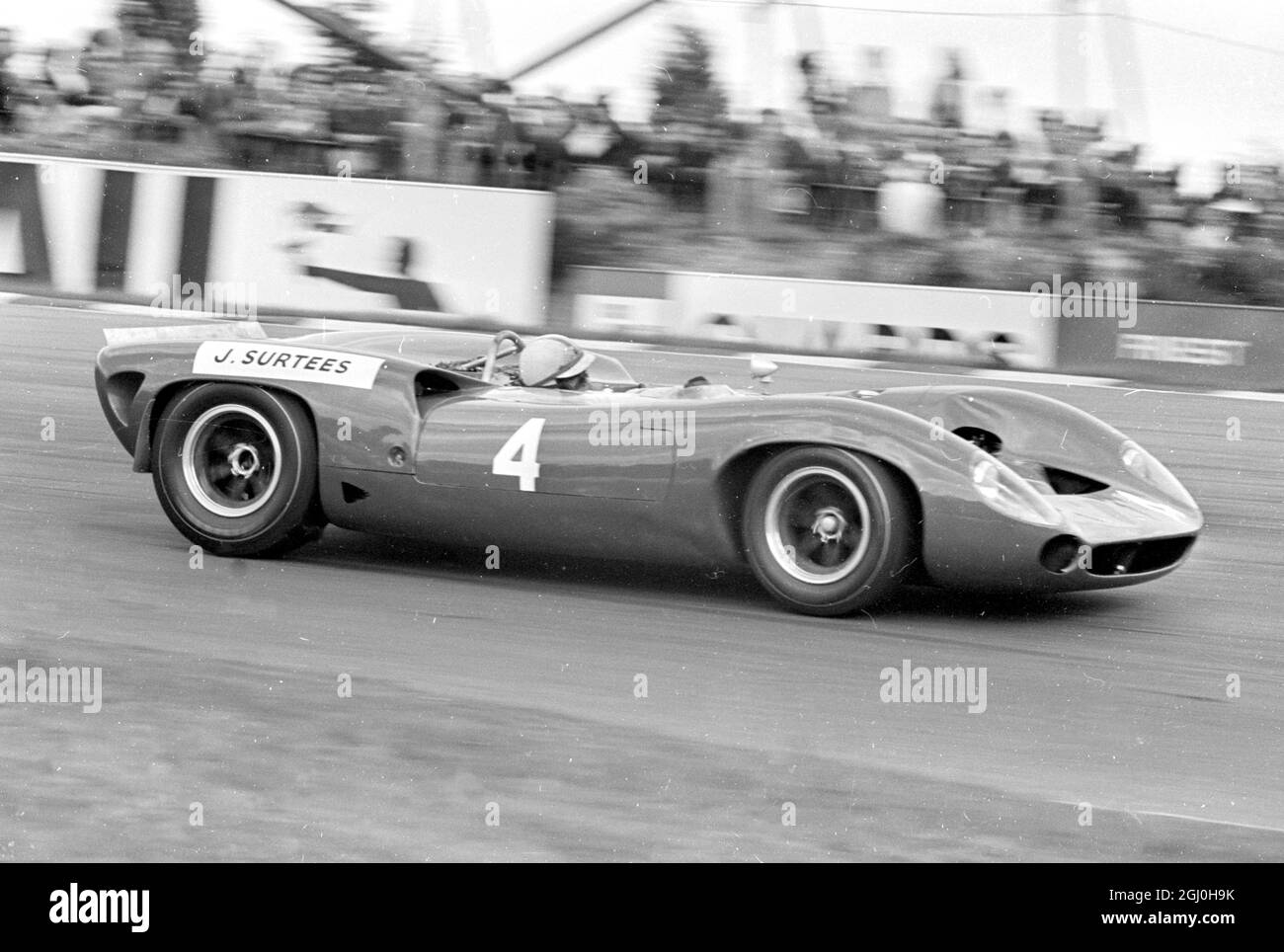 Brands Hatch, Kent, Inghilterra: John Surtees britannico guida la sua Lola 70 Chevfrolet durante il Trofeo Guards International al Brands Hatch il 30 agosto. Surtees ha vinto l'evento in un tempo di 1 ora e 39 minuti. 16.4 secondi, a una velocità media di 96.10 m.p.h. Ha anche stabilito un nuovo record sul giro per le auto sportive di oltre 2000 c.c. con una velocità di 99.37 m.p.h. 31 agosto 1965 Foto Stock