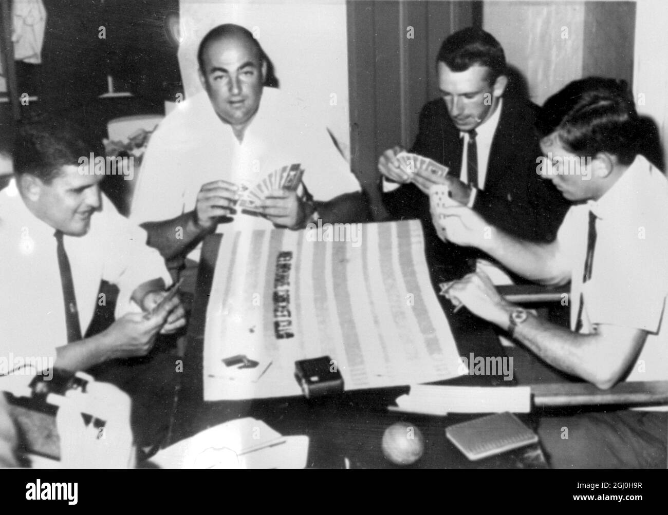 Melbourne: I membri della Australian Test Team si siedono in un gioco di carte dopo che il gioco era stato abbandonato il quarto giorno della quinta e ultima partita di test a Melbourne oggi perché la pioggia e saturo il bowling si avvicina. Da sinistra a destra sono: T.R. Veivers; Peter Burge; K.D. Walters e I. Chappell. 15 febbraio 1966 Foto Stock