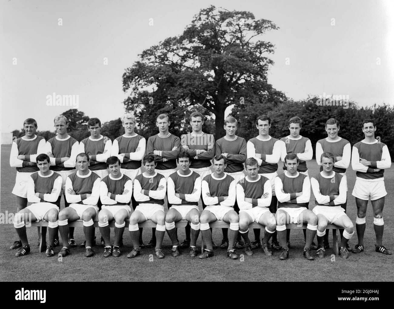 Arsenal FC 1965-1966 Back Row da sinistra a destra: Billy McCullough, Done Howe, Peter Simpson, Ian Ure, Rob Wilson, Jim Furnell, Tony Burns, Alan Skirton, John Radford, Tery Neill e Frank McLintock. Prima fila da sinistra a destra Peter Story, Jim Magill, George Armstrong, Brian Tawse, John Sammels, Tommy Balswin, Joe Baker, David Court e George Eastham. 2 agosto 1965 Foto Stock