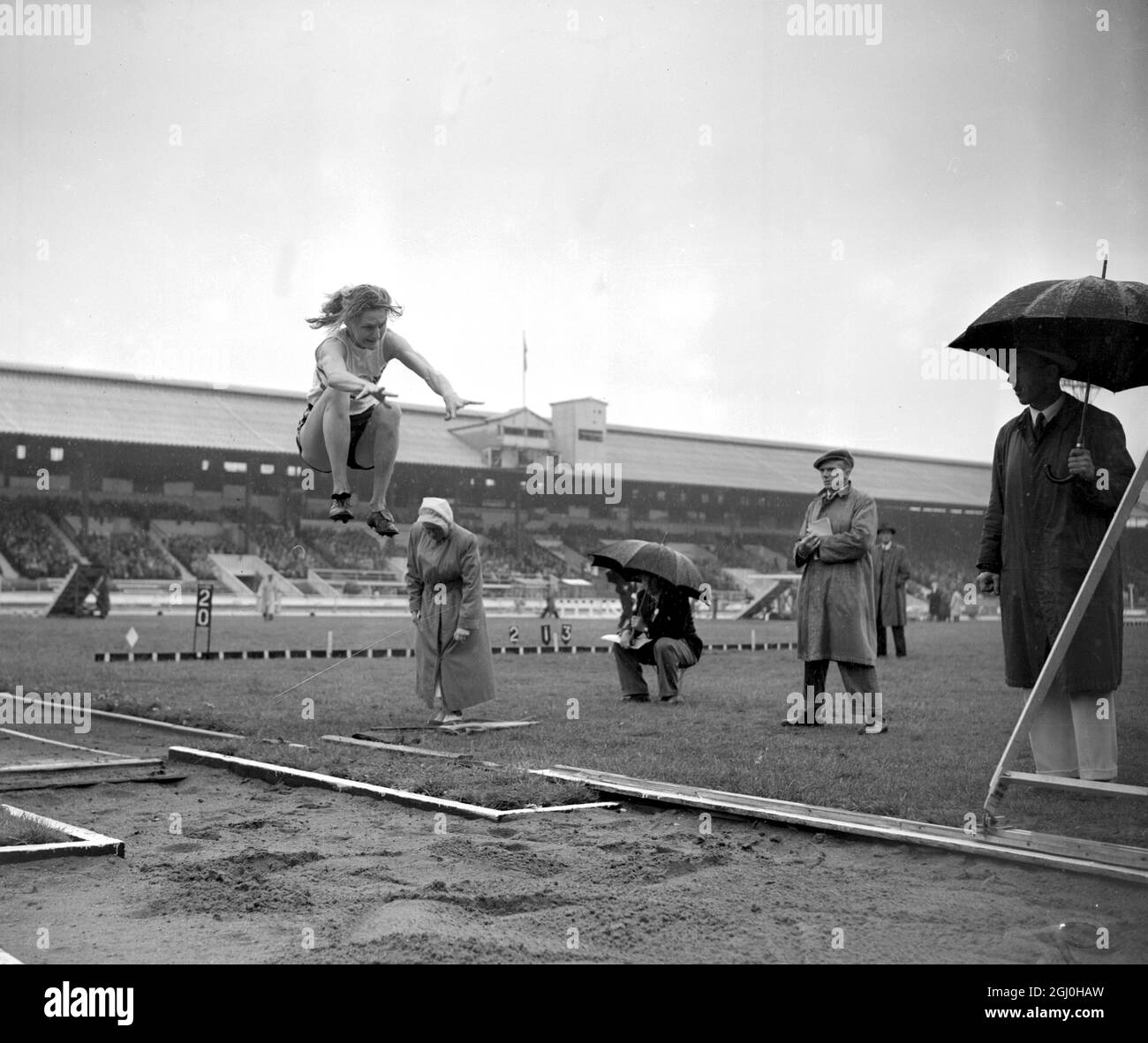 Gran Bretagna contro Francia Atletica. Dorothy Tyler di Gran Bretagna con un salto di 17ft. 1-2 pollici Vincere il salto lungo delle donne. 6 agosto 1951 Foto Stock