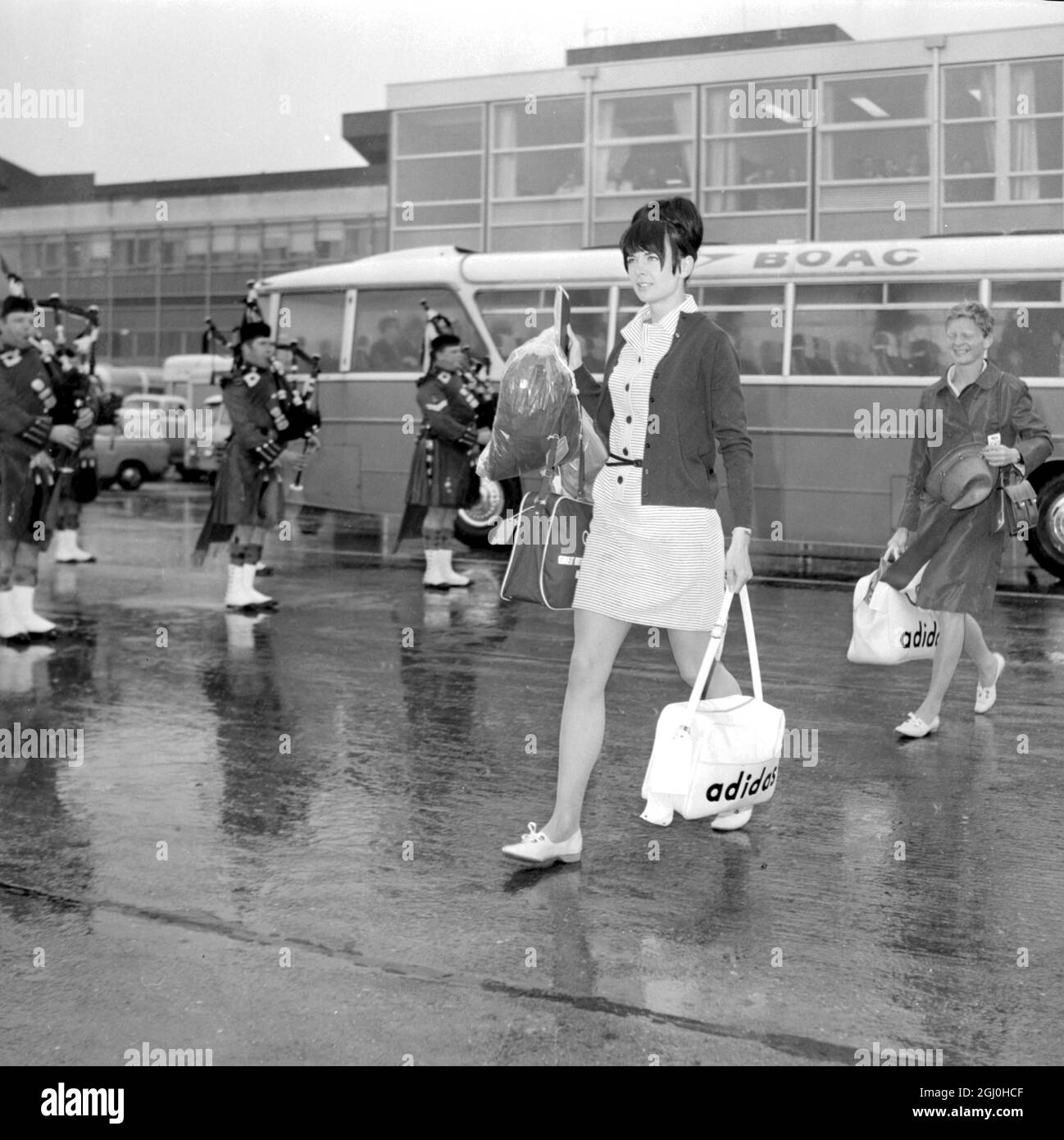 Londra: La ragazza graziosa che sprinter Janet Simpson cammina verso l'aereo che porta la squadra olimpica britannica alle Olimpiadi del Messico dall'aeroporto di Londra (Heathrow) oggi. Ieri Janet e i suoi colleghi nella squadra femminile 4 x 110 metri relay hanno rotto il record mondiale con un tempo di 45 secondi in un incontro pre-olimpico a Portsmouth, hants. 15 settembre 1968 Foto Stock