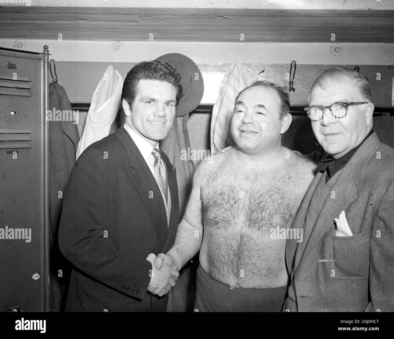 Ieri sera all'Harringay Arena, Tony Galento l'ex-boxer americano si congratula con Freddie Mills, ex campione del mondo di pesi leggeri, dopo che Tony ha battuto Jack Doyle l'ex-boxer irlandese in una gara di wrestling e Jack si è ritirato a causa di un duro colpo sotto il cuore. 21 marzo 1951 Foto Stock