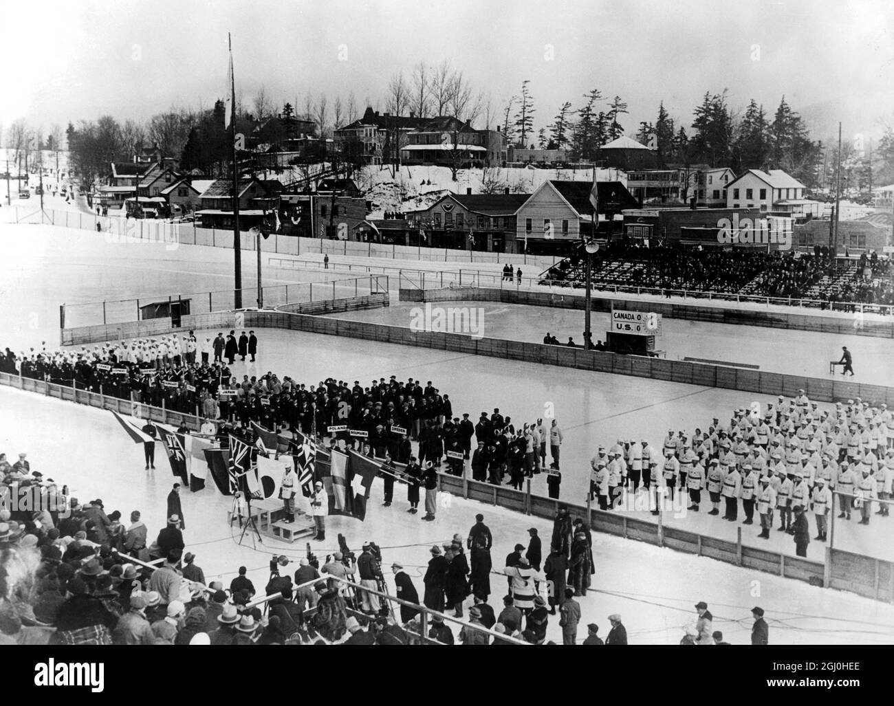 Giochi olimpici invernali ufficialmente aperto al lago Placid. Il governatore Franklin D. Roosevelt di New York ha tenuto la cerimonia di apertura dei Giochi Olimpici invernali del 1932 a Lake Placid a New York, nel cuore degli Adirondacks. Erano presenti concorrenti provenienti da quasi tutti i paesi del mondo. Foto mostra la squadra olimpica degli Stati Uniti che presta giuramento all'apertura dei giochi al lago Placid - 4 febbraio 1932 - ©TopFoto Foto Stock