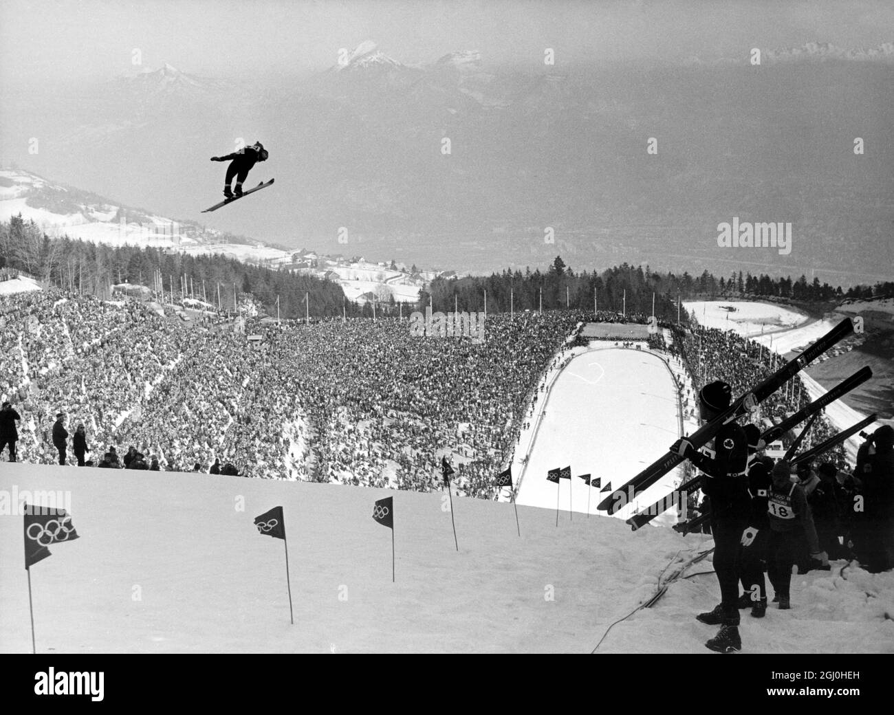 1968 Giochi Olimpici invernali - Grenoble, Francia una visione generale del salto di sci 90m che mostra la grande folla di spettatori intorno alla montagna di Saint-Nizier 18 Febbraio 1968 ©TopFoto Foto Stock