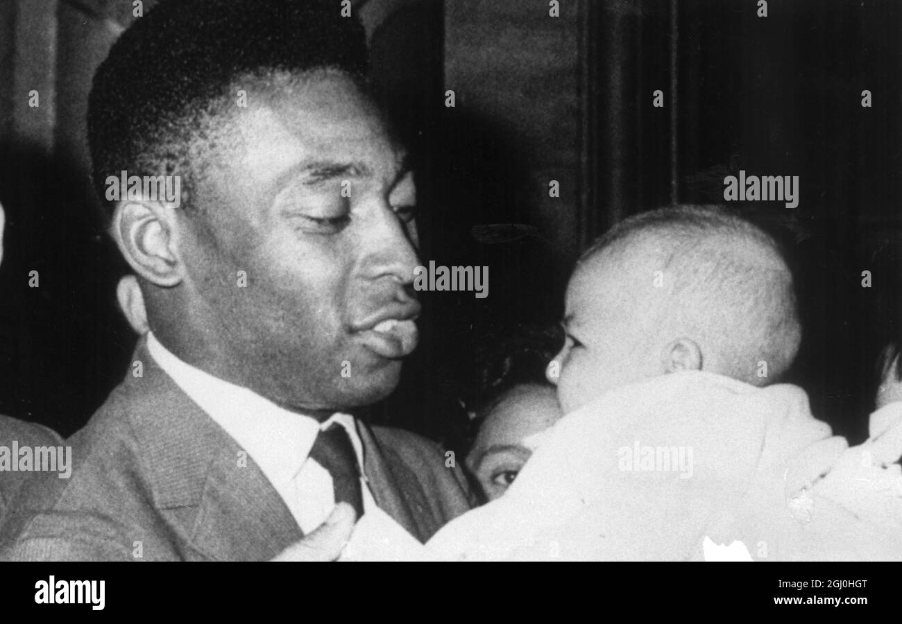 Pele e la sua figliocella Gabriela Andra Gonzales, 9 febbraio. 1963 Edson Arantes do Nascimento (KBE, 23 ottobre 1940), soprannominato Pelé, un ex calciatore brasiliano Foto Stock