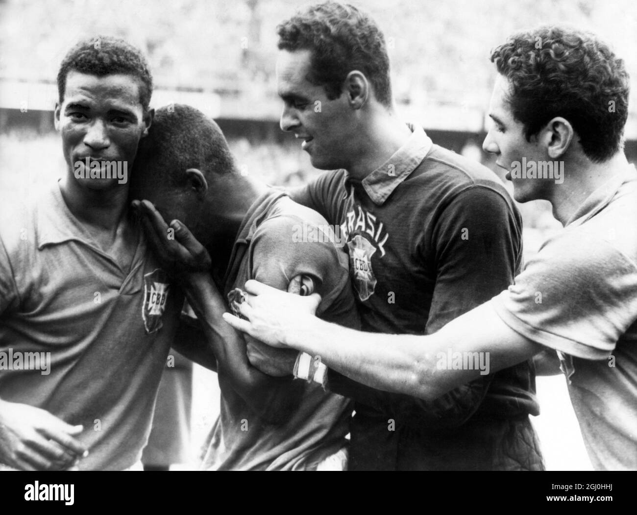 1958 Coppa del mondo Brasile / Svezia Pele di diciassette anni si zena  sulla spalla del compagno di squadra Didi come Garrincha e Orlando (a  destra) lo confortano, dopo che il Brasile