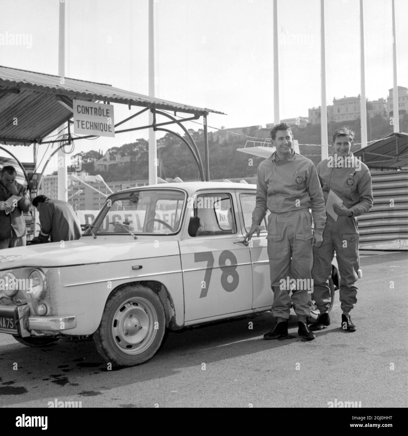 Monte Carlo: I fratelli Porter, Anthony e Philip, del Sudafrica, sono raffigurati con la loro Renault (78) all'arrivo al punto di controllo del Rally di Monte Carlo ieri. 23 gennaio 1963 Foto Stock