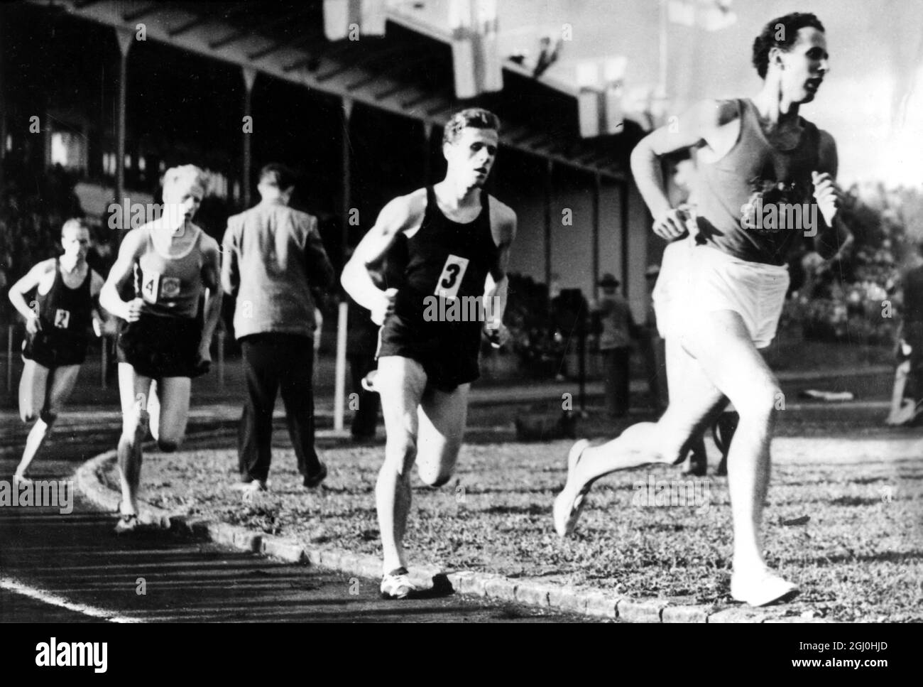 John Landy, uno dei più grandi miler del mondo, guida Urpo Vaharinta, Olavi Vuorisalo e Denis Johansson durante il suo attacco al record di Roger Banister's Mile a Helsinki, Finlandia. 3 giugno 1954. Foto Stock