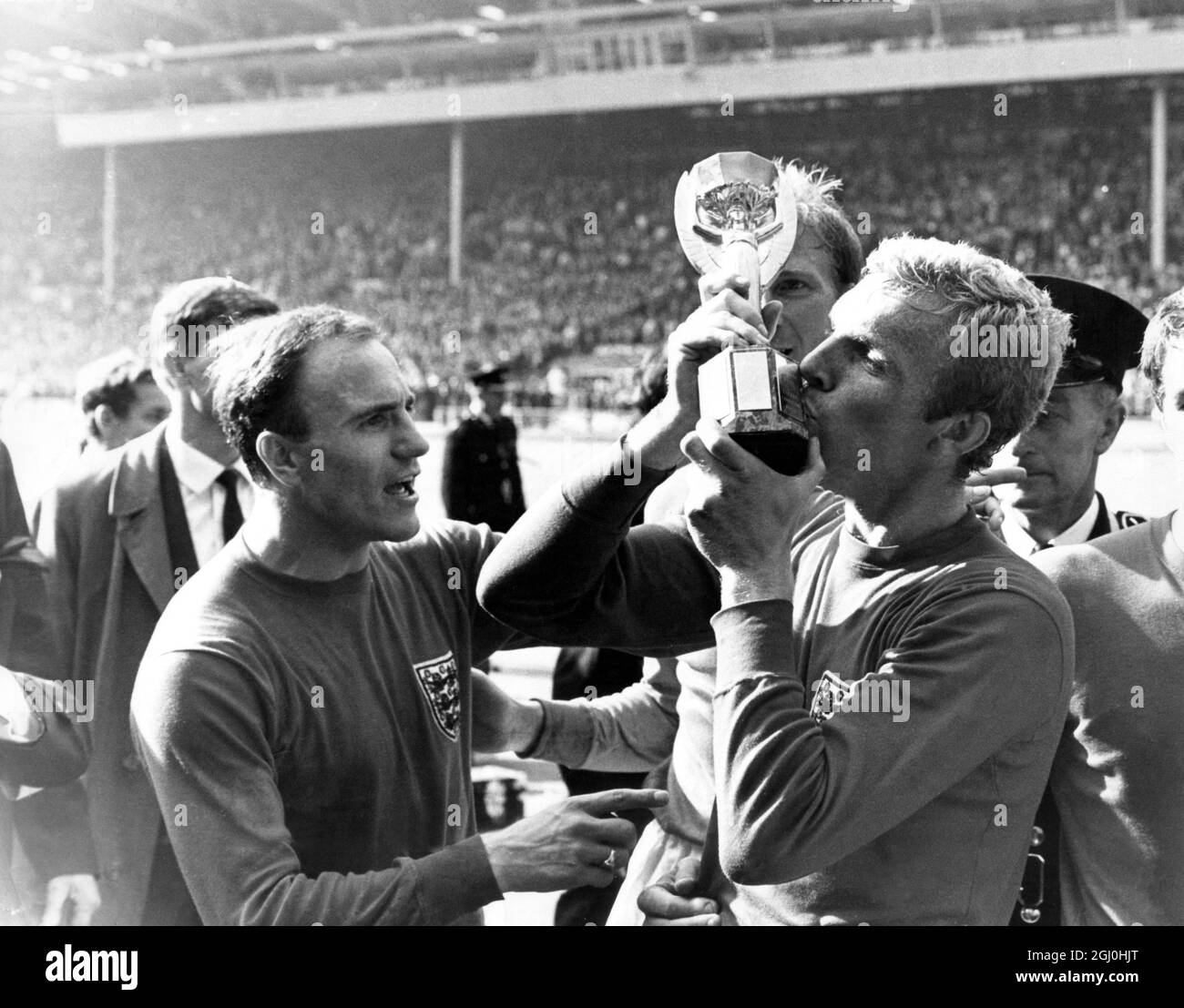 Finale della Coppa del mondo 1966 Inghilterra / Germania occidentale Bobby  Moore, capitano di calcio inglese, bacia il Trofeo Jules Rimet dopo che  l'Inghilterra ha vinto la partita della Coppa del mondo