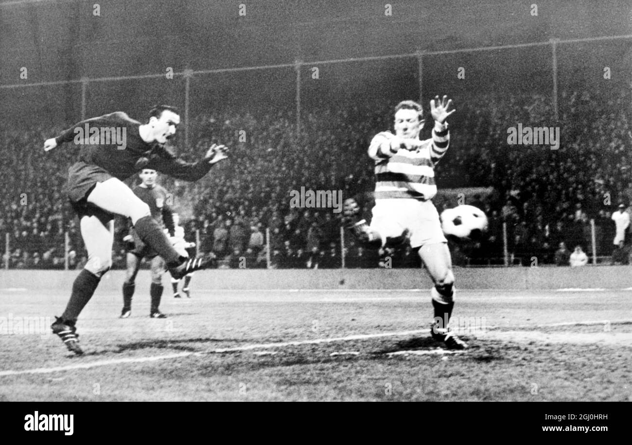 Monaco, Germania Ovest: :il giocatore di Monaco Ohlhauser (a sinistra) batte il giocatore Mulligan di Shamrock Rover a segnare per Monaco durante la partita della Coppa europea dei vincitori tra Monaco e Shamrock Rovers qui novembre 23 il Bayern Monaco ha vinto 3:2. 25 novembre 1966 Foto Stock