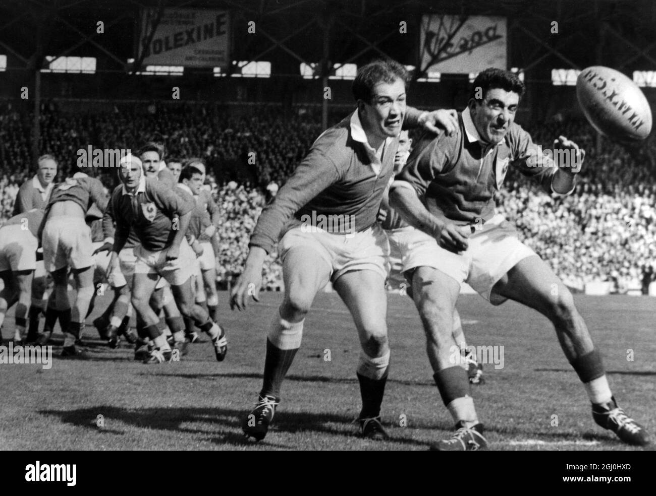 Parigi, Francia: Clem Thomas of Wales (a sinistra, in primo piano) e Monclas of France lottano per la palla durante la partita internazionale di rugby Francia vs Galles al Colombes Stadium di Parigi, questo pomeriggio. La Francia ha battuto il Galles 11-3 per vincere il Campionato Internazionale per la prima volta. 4 Aprile 1959. Foto Stock