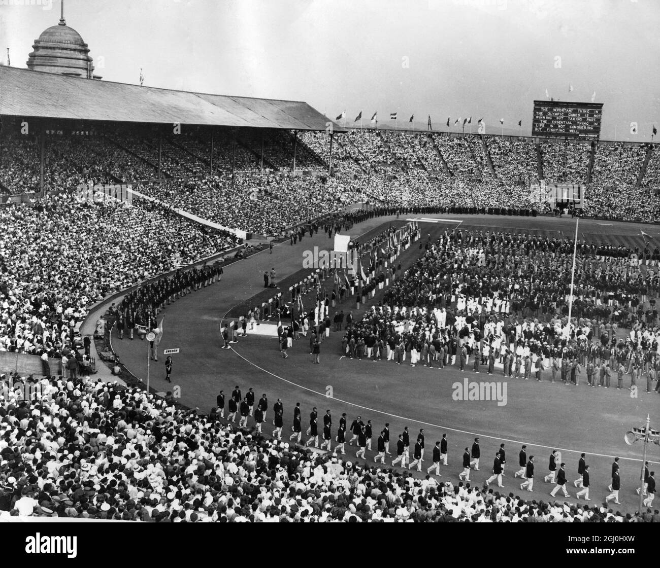 Si apre la XIV Olympias. Vista generale dello stadio di Wembley, con i membri della squadra olimpica svedese che si sono passati prima dell'apertura ufficiale dei Giochi 29 luglio 1948 Foto Stock