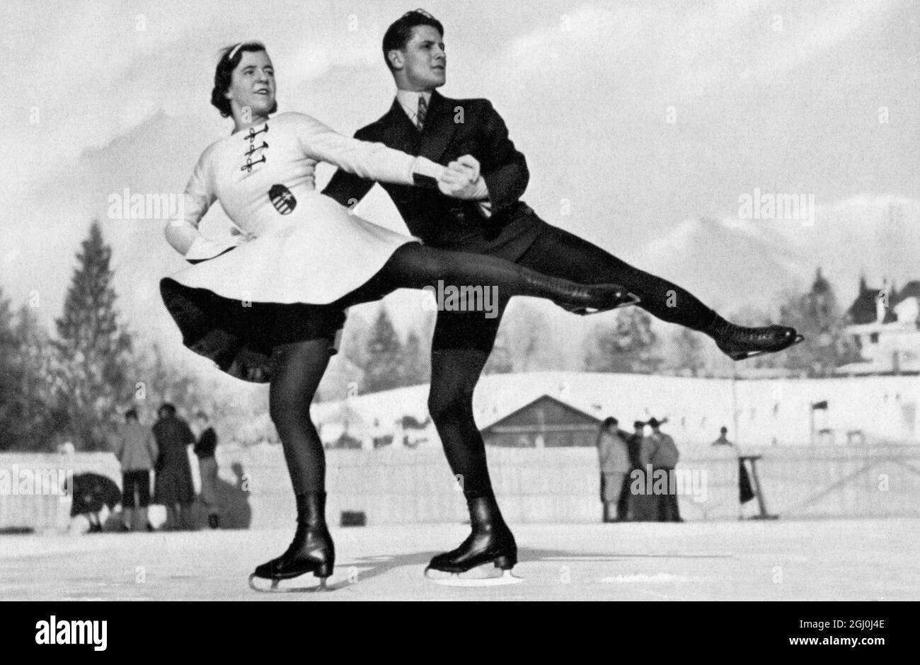 Emilia Rotter e László Szollás (Ungheria), ex campioni, hanno ricevuto la medaglia di bronzo a Paarlauf. ©TopFoto *** Didascalia locale *** Foto Stock