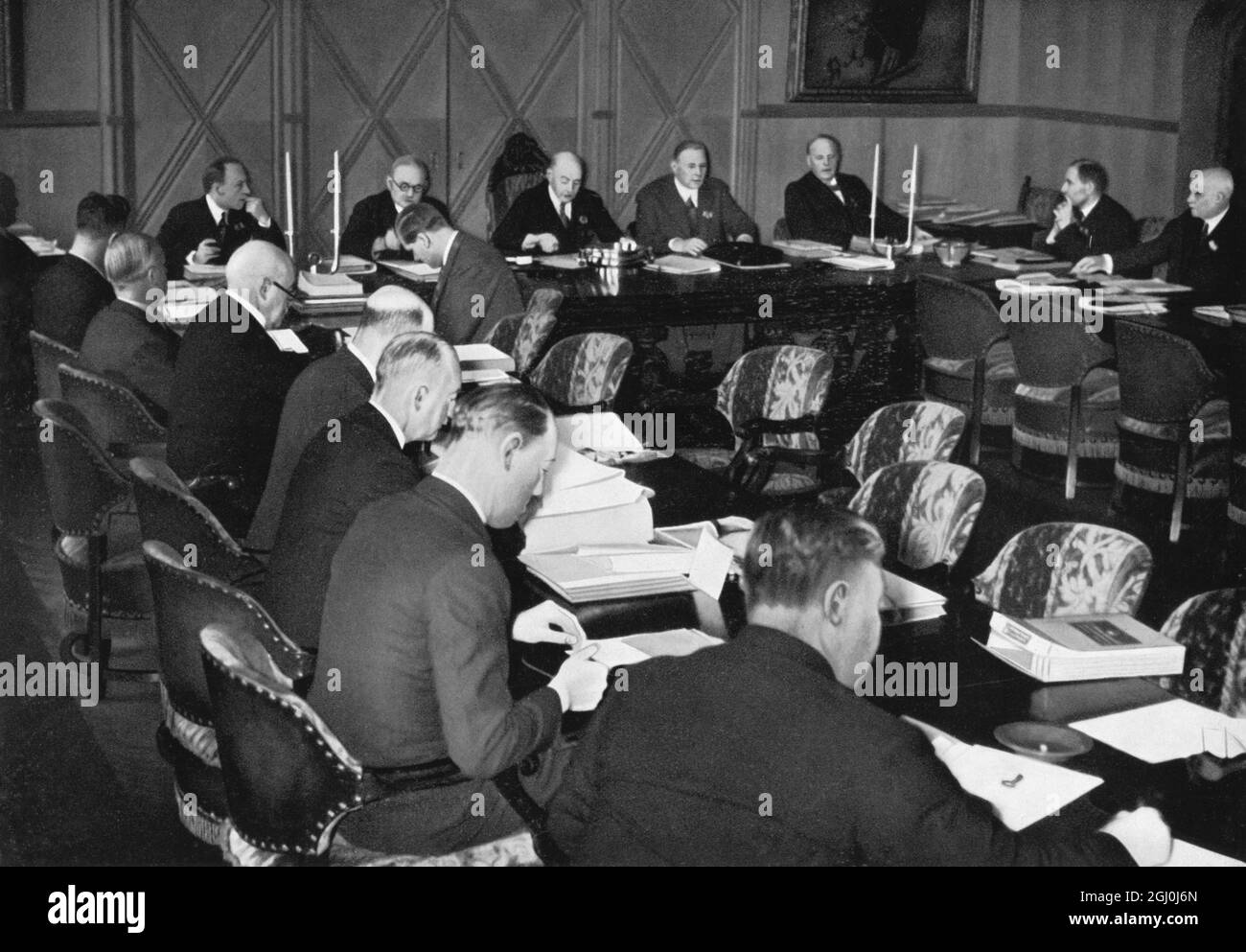 Comitato Olimpico Internazionale (I.O.C.) roccaforte durante una riunione ad Oslo 1935 - stesura di un rapporto sui preparativi olimpici. ©TopFoto Foto Stock