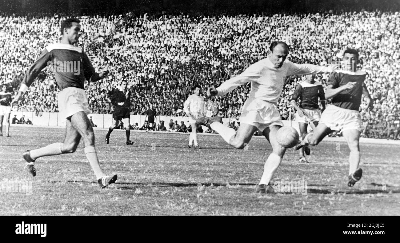 Alfredo di Stefano, centro in avanti per il Real Madrid visto in azione durante la loro partita contro lo Zamalek Sporting Club nel nuovo stadio del Cairo da sei milioni di sterline. Real Madrid la cui prima partita è stata nella Repubblica Araba senza vincoli ha vinto da quattro gol a uno. 10 marzo 1961. Foto Stock