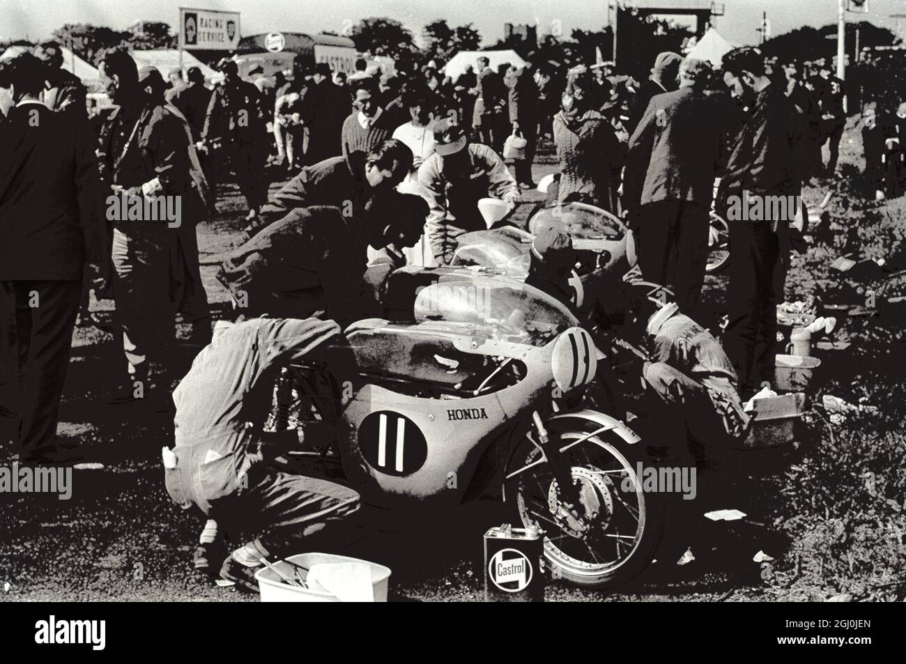 Isle of Man: Meccanici al lavoro ai box delle macchine giapponesi honda prima dell'inizio della leggera gara di trofei turistici internazionali 125cc sull'Isola di Man. 1° giugno 1964 Foto Stock
