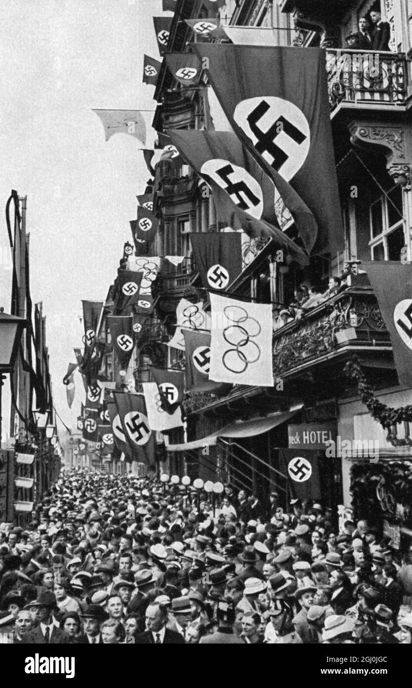 Olimpiadi del 1936, Berlino - una folla che affollava le strade durante le Olimpiadi di Berlino. (Eine unuberschbare menschenmenge durchfluret die hauptstrassen) ©TopFoto Foto Stock