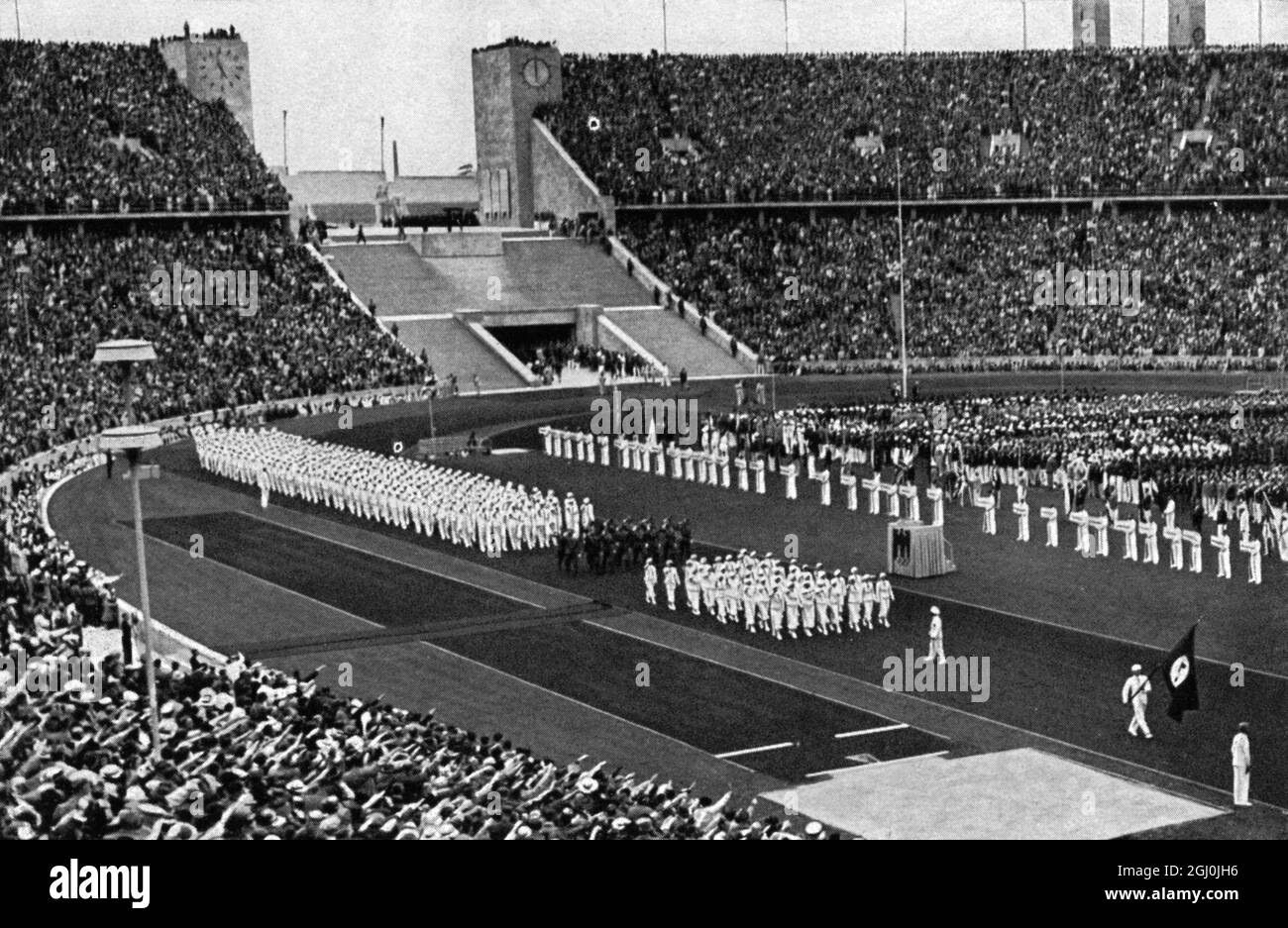 Olimpiadi del 1936, Berlino - l'equipaggio olimpico tedesco marcia come ultima delegazione allo Stadio Olimpico. (Die deutsche Olympia-Mannschaft marschierte als letzte Abordnung in das Stadion ein) ©TopFoto Foto Stock