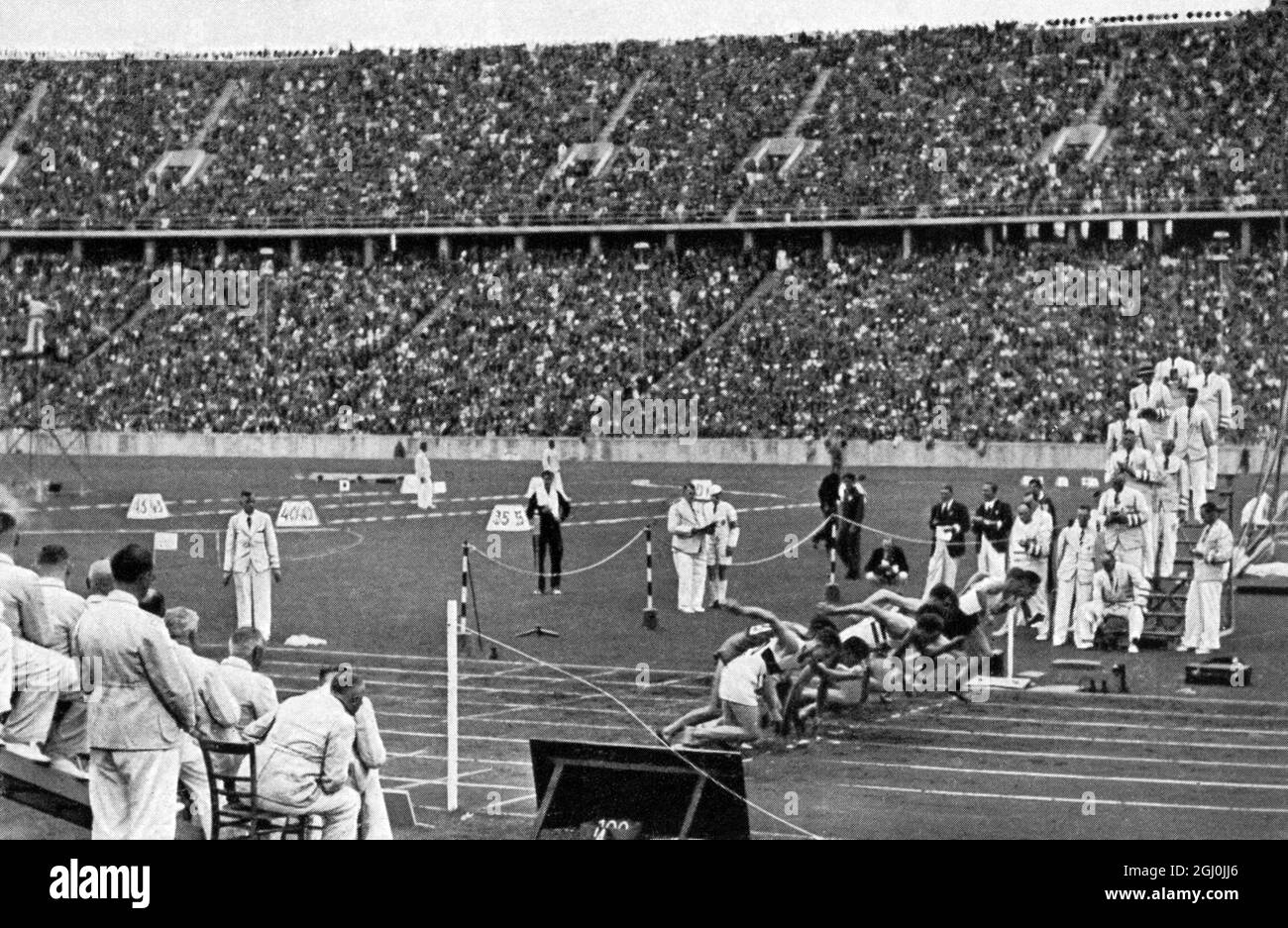 Segue la didascalia originale: 1936 Olimpiadi, Berlino - all'inizio dei 800 m nello stadio. Woodruff (USA) ha vinto. Foto Stock