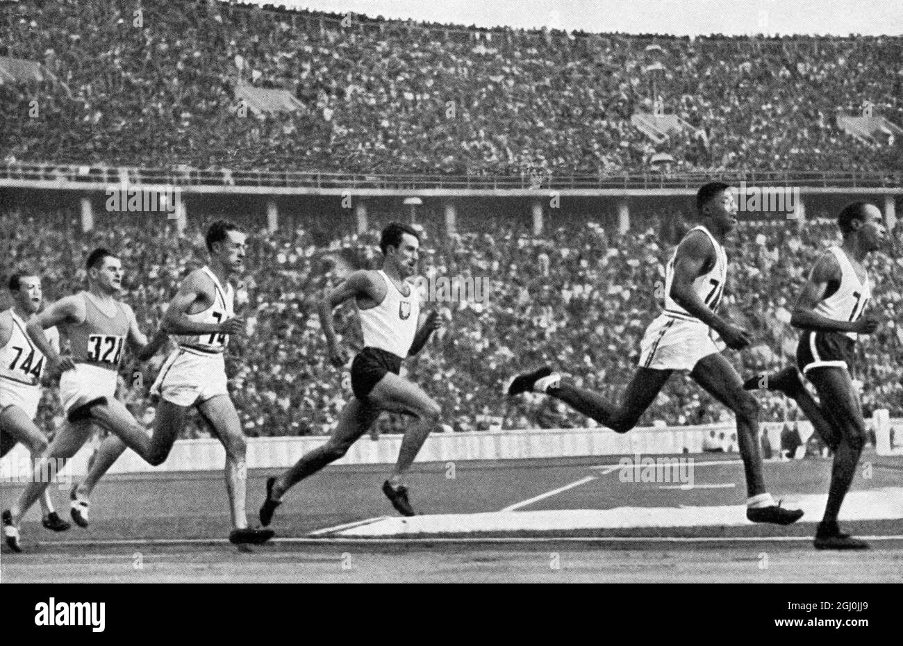Segue la didascalia originale della stampa: 1936 Olimpiadi, Berlino - con lunghi passi, J. Woodruff (2nd da destra) corse verso il traguardo della gara del 800m. Foto Stock